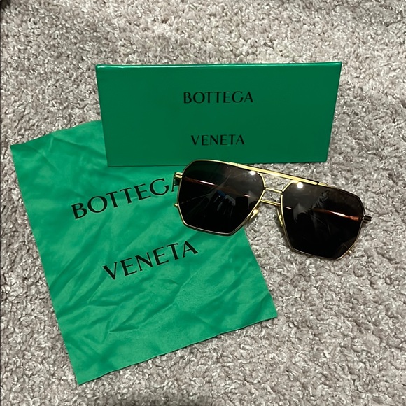 TRADE FOR DR GOLDIE!!! DO NOT PURCHASE! Bottega Veneta Gold Sunglasses - Picture 3 of 9